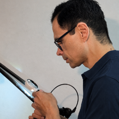 Thomas Mertin Begutachten Carbonrahmen mit Lupe